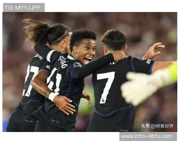 切尔西备战强敌帕尔默训练场重聚埃斯特旺畅谈战术心得